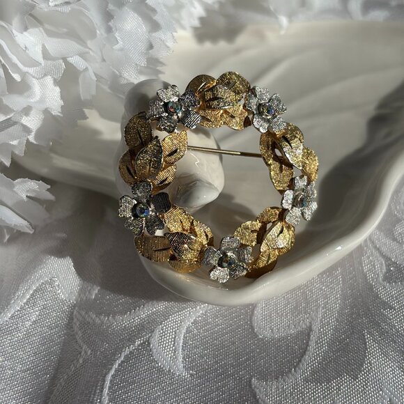 KRAMER TWO-TONE RHINESTONE FLORAL WREATH BROOCH - Picture 3 of 7